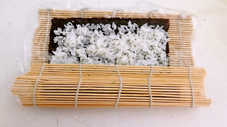 牛油果寿司,卷起来,卷得紧实点