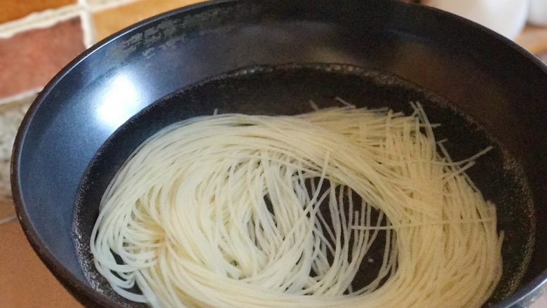 方便快手的牛肉米线,持续大火,煮2-3min