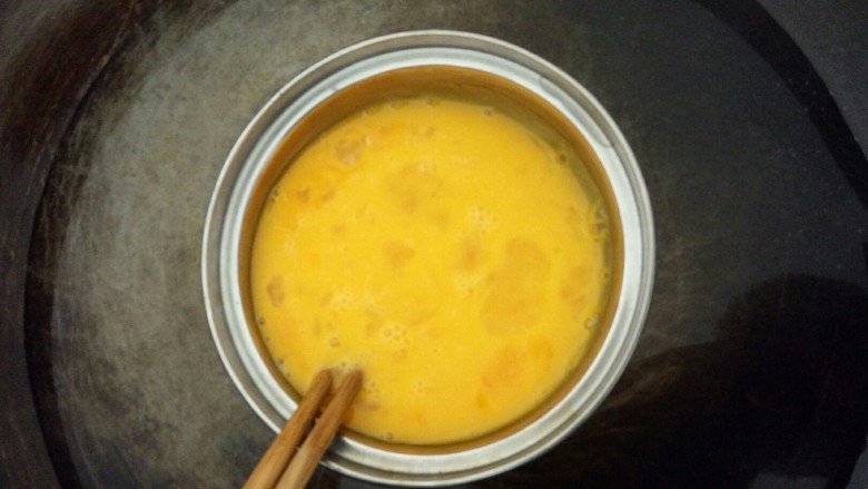 橙香枸杞碗糕,隔水加热一会,边加热边搅拌