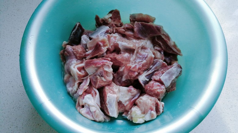 寒冬暖食~胡萝卜羊肉砂锅煲,<a style='color:red;display:inline-block;' href='/shicai/ 329'>羊肉</a>适量先用温水洗净备用;
