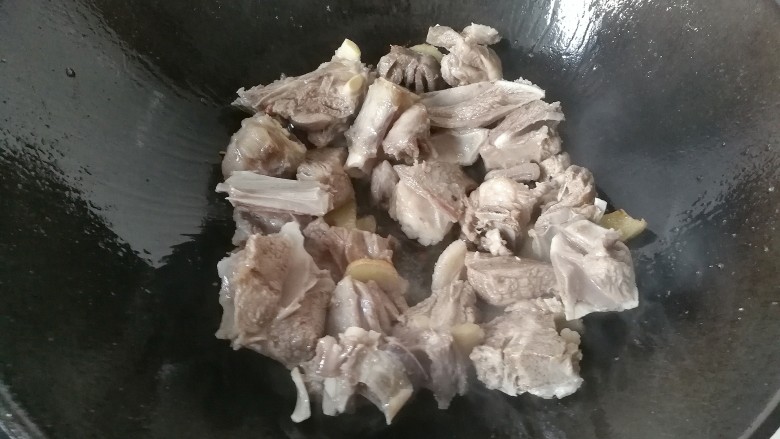 寒冬暖食~胡萝卜羊肉砂锅煲,再下入羊肉,调入少许<a style='color:red;display:inline-block;' href='/shicai/ 718'>料酒</a>和盐翻炒一会,炒至羊肉变色肉质收紧即可;