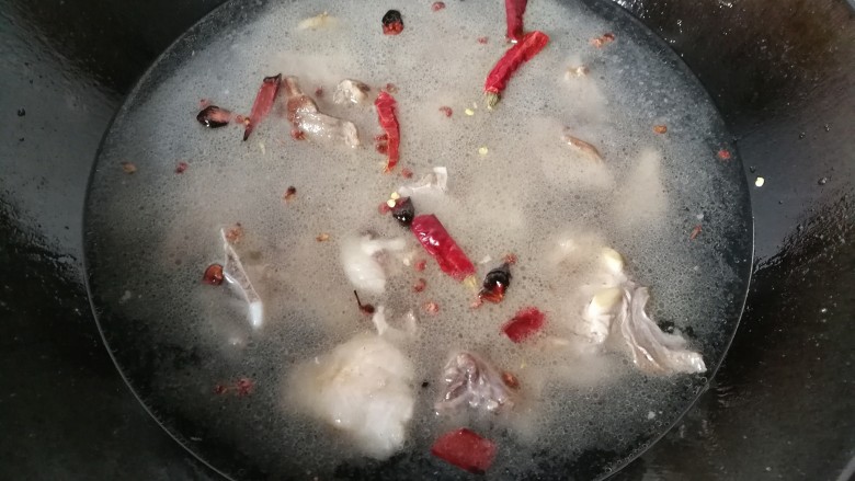 寒冬暖食~胡萝卜羊肉砂锅煲,加入适量清水,水刚没过肉面,然后大火烧开;(如果是做羊肉火锅的话,要适量多加些水)