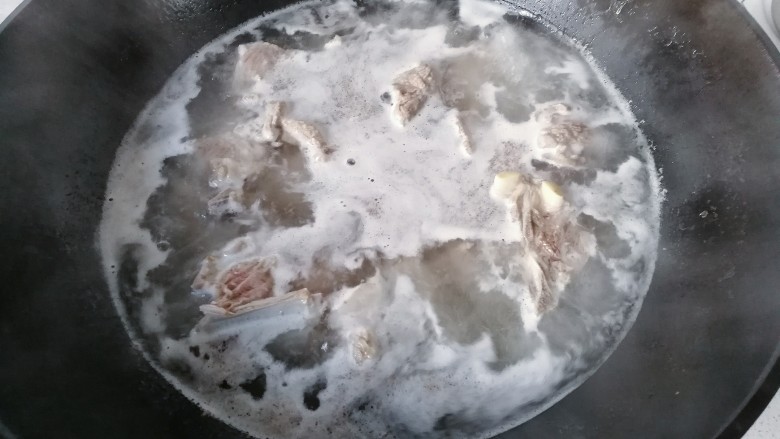 寒冬暖食~胡萝卜羊肉砂锅煲,锅中入水先放入羊肉焯水几分钟;
