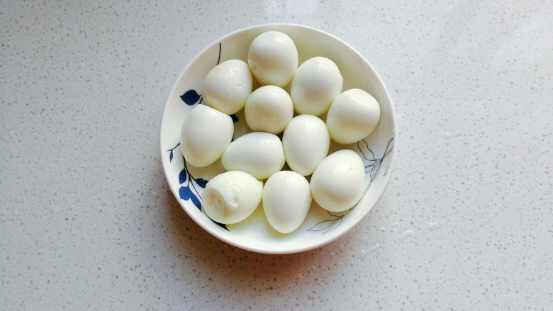 寒冬暖食~胡萝卜羊肉砂锅煲,接着来备些配料:<a style='color:red;display:inline-block;' href='/shicai/ 12'>鹌鹑蛋</a>煮熟去壳备用(可以不加,我家女儿喜欢所以我加了)