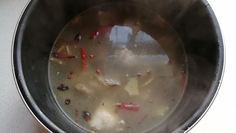 寒冬暖食~胡萝卜羊肉砂锅煲,再将烧开的羊肉倒入高压锅内，压制20分钟；