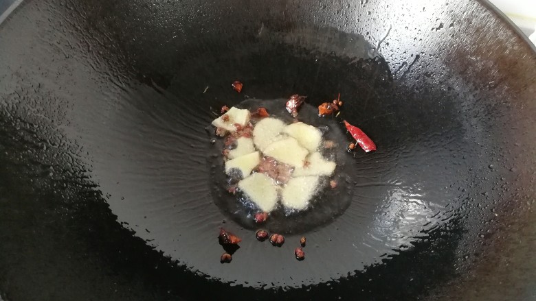 寒冬暖食~胡萝卜羊肉砂锅煲,锅中入少许油,放入姜片,八角,桂皮,花椒和干红辣椒煸出香味;