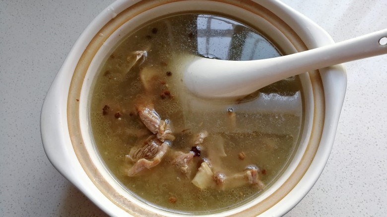 寒冬暖食~胡萝卜羊肉砂锅煲,把压好的羊肉从高压锅内倒入砂锅里,调入适量盐,生抽和老抽;