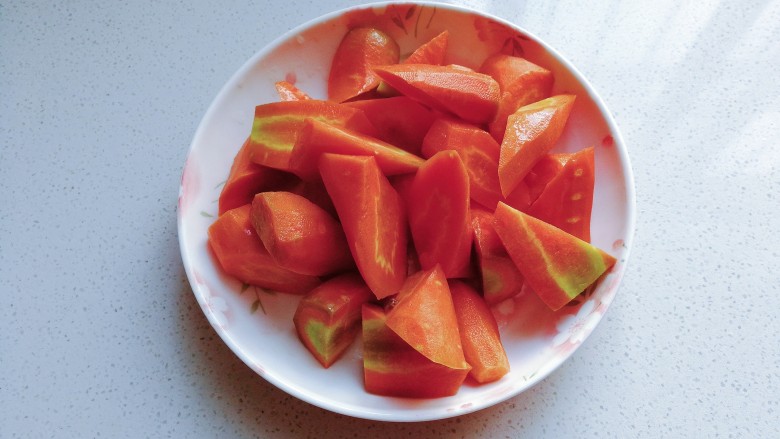 寒冬暖食~胡萝卜羊肉砂锅煲,<a style='color:red;display:inline-block;' href='/shicai/ 25'>胡萝卜</a>适量切滚刀块;