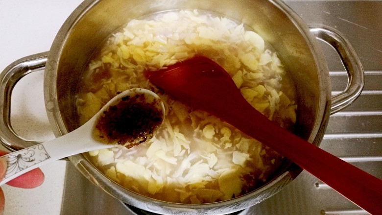 酒酿桂花粉红鸡蛋丸子,锅内再次冒起小泡时,调入<a style='color:red;display:inline-block;' href='/shicai/ 735'>桂花酱</a>,就可以出锅了。