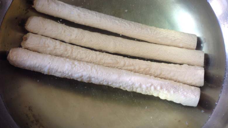 豆筋棍烧肉,先将豆笋用凉水浸泡一晚(大概10小时)
