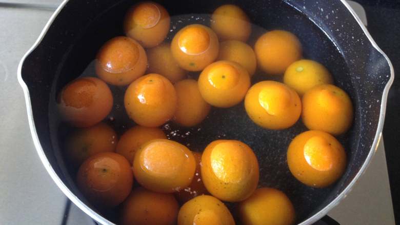 金桔酱,水开后倒入金桔煮3分钟捞出,再次冲洗干净