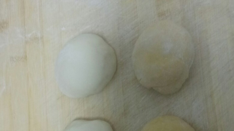 酸辣双色肥牛金针菇扯面,取适量南瓜蒸熟,压成泥,加入少许盐,活成面团饧30分钟,取适量面粉加入少许盐饧30分钟,分吃等份的面团。