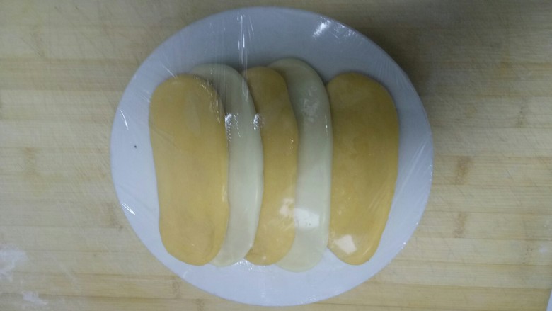 酸辣双色肥牛金针菇扯面,擀成薄片,抹油放入盘中。