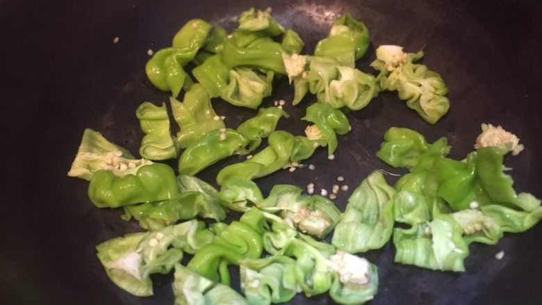 辣椒炒肉丝,开火烧热锅,干煸至表面微黄。