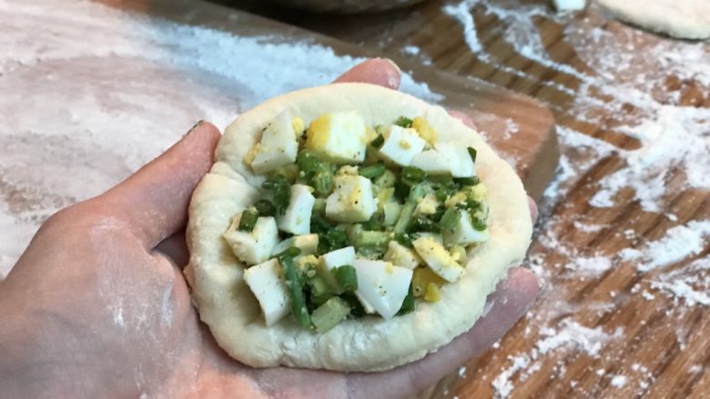 蛋葱油饼,将1汤匙(可以多一点)鸡蛋葱放在面团片上