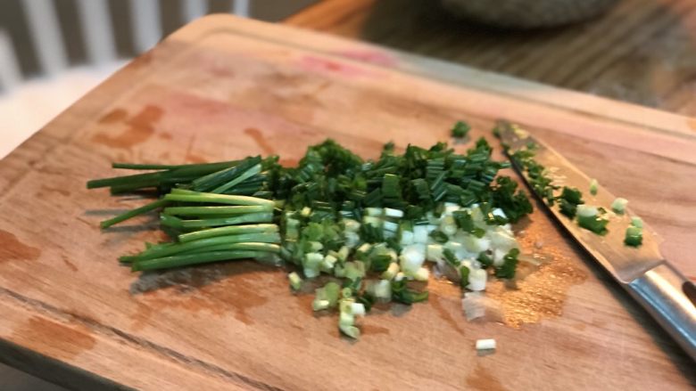 蛋葱油饼,将葱切葱花、不需要太小块