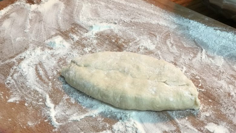 蛋葱油饼,然后用手把它压平就好了