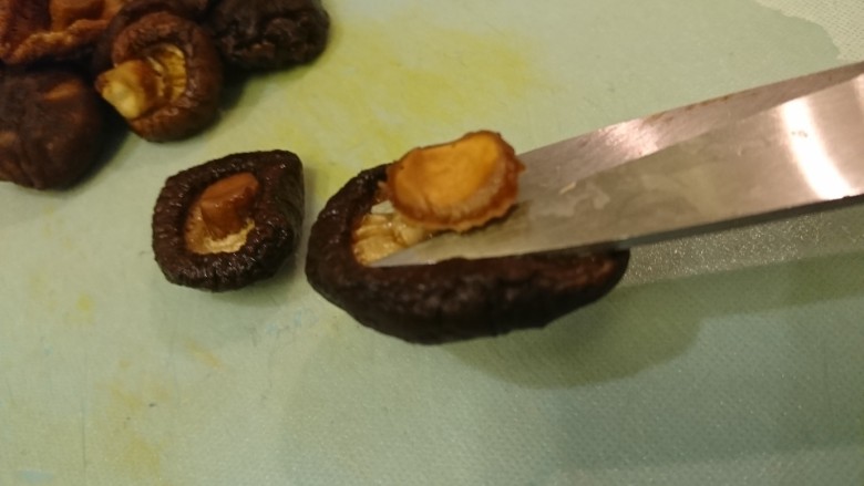 台式鹵白菜,用剪刀剪去香菇頭,別丟哦,可以一起入菜。