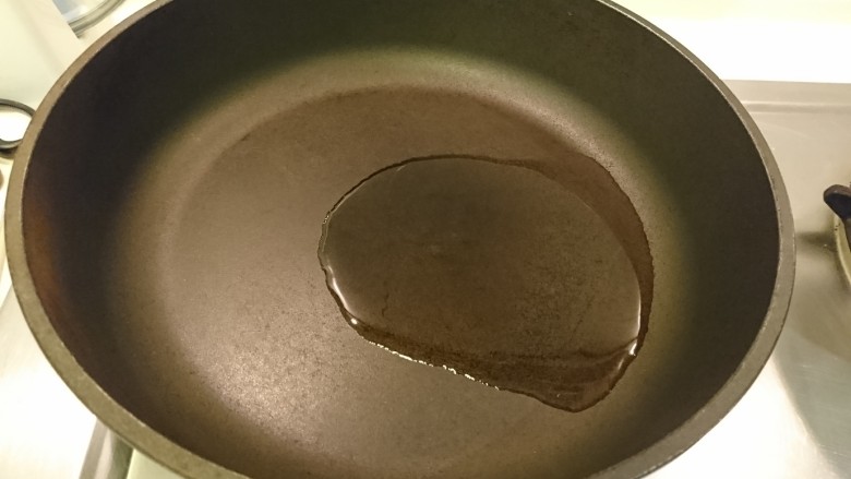 台式鹵白菜,起油鍋,先煎蛋。