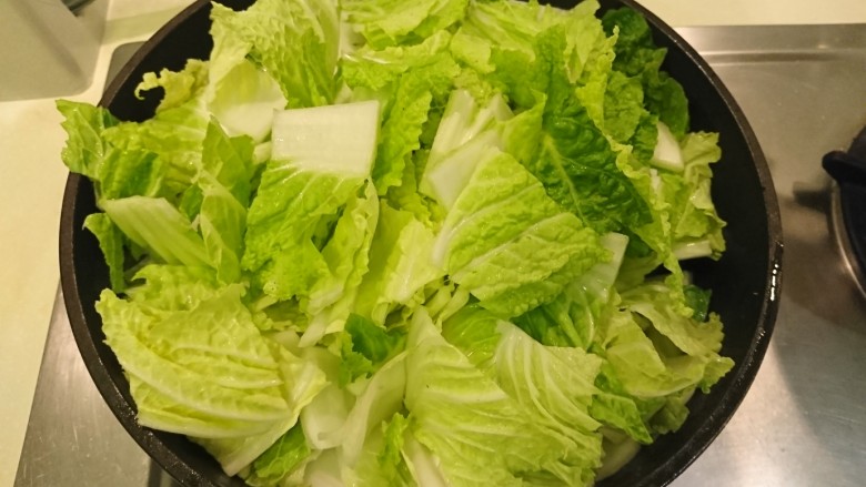 台式鹵白菜,下白菜,葉梗先放,再放葉子。