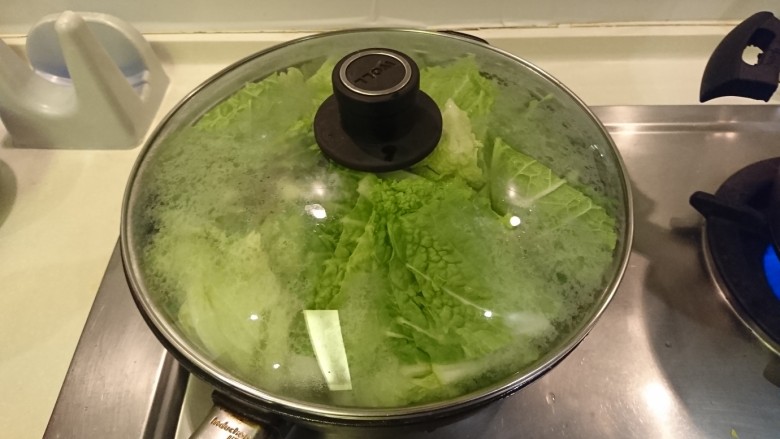 台式鹵白菜,蓋起來!等白菜熟透變軟。