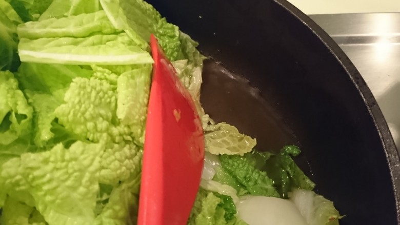 台式鹵白菜,白菜會出水,但鍋裡還是要有少量的水哦。
