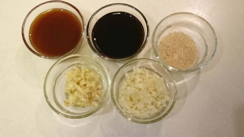 台式蒜泥白肉,姜蒜切細丁,醬油膏、醬油、<a style='color:red;display:inline-block;' href='/shicai/ 10588'>糖</a>