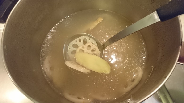 台式蒜泥白肉,煮五花肉的高湯變蓮藕湯啦!