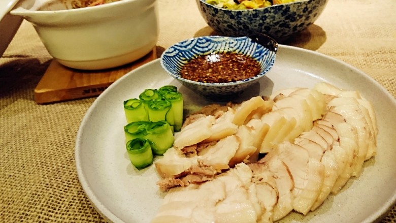 台式蒜泥白肉,片好的黃瓜卷起來擺邊上,五花肉片排整齊,醬油一擺,沒人能拒絕呀!
