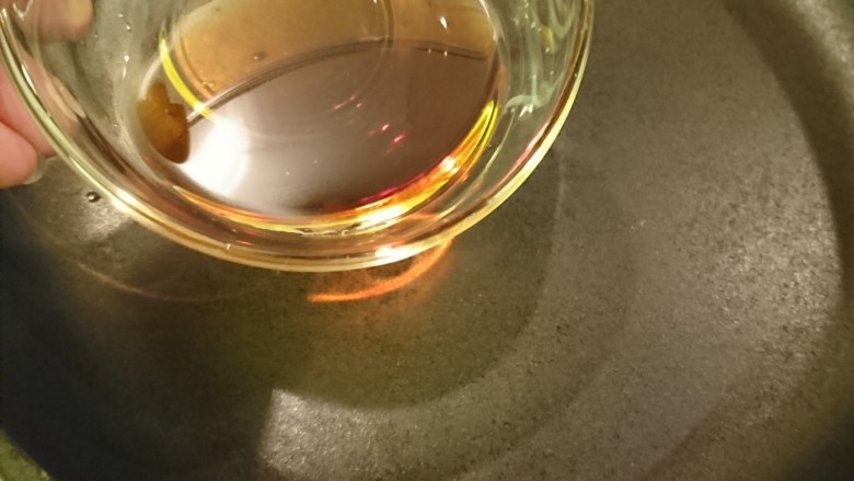 三杯中卷,黑麻油起鍋,中火,隨時注意溫度,冒煙就是過頭了。