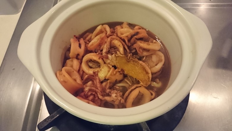 三杯中卷,煮開後換砂鍋,讓湯汁收乾。
