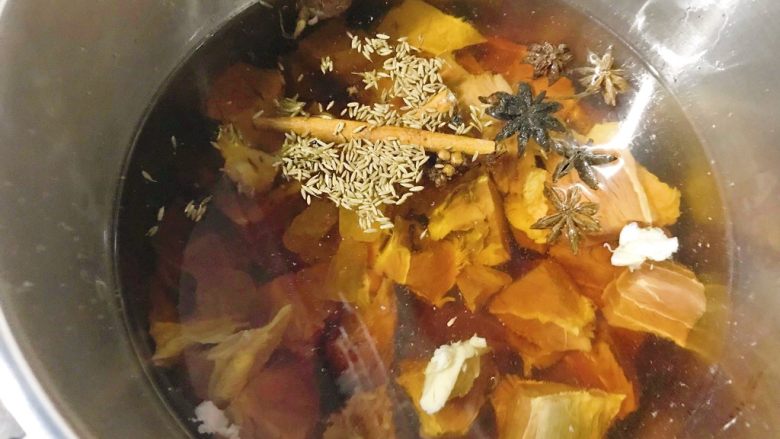 冬日滋补—牛肉汤,把准备好调料倒在锅里。我们不必用调味包,因为烀好的牛肉需要过滤汤。