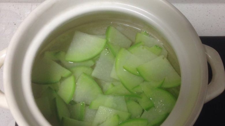 五花肉丸白萝卜汤,大火煮