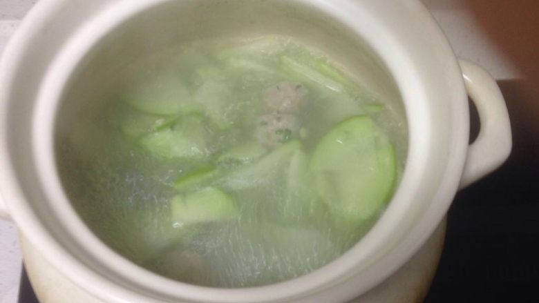 五花肉丸白萝卜汤,大火煮开15分钟左右放入肉丸,大火煮5分钟后转中小火煮10分钟后关火