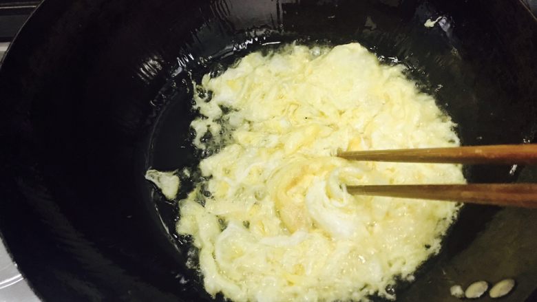 炒饭秀+蒜香时蔬藜麦饭,用筷子迅速把蛋液打散!