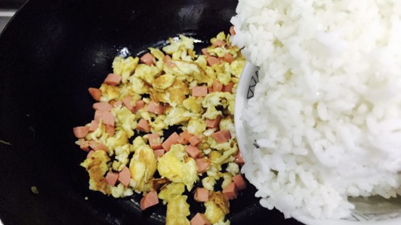 炒饭秀+蒜香时蔬藜麦饭,接着倒入米饭一碗!用铲子把米饭打散!翻炒均匀!