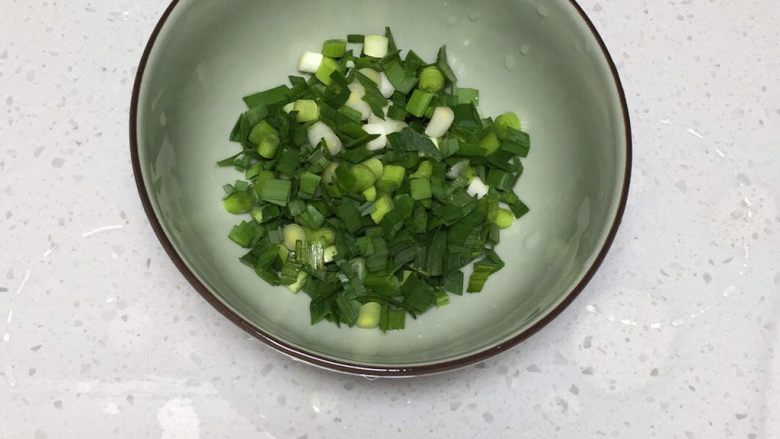五花肉丸白萝卜汤,少量食盐、少量香油放进香葱拌匀后放入锅中,砂锅加盖焖5分钟后出锅