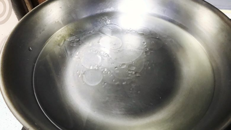冬日滋补—牛肉汤,烧开水,滴几滴油,这样焯出来的菠菜才会保持鲜亮的绿色。