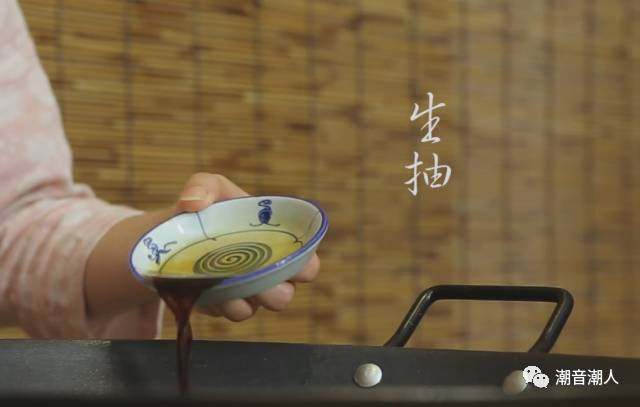 潮汕香葱油爆虾,❥ 然后，倒入适量的<a style='color:red;display:inline-block;' href='/shicai/ 788'>生抽</a>，翻炒均匀