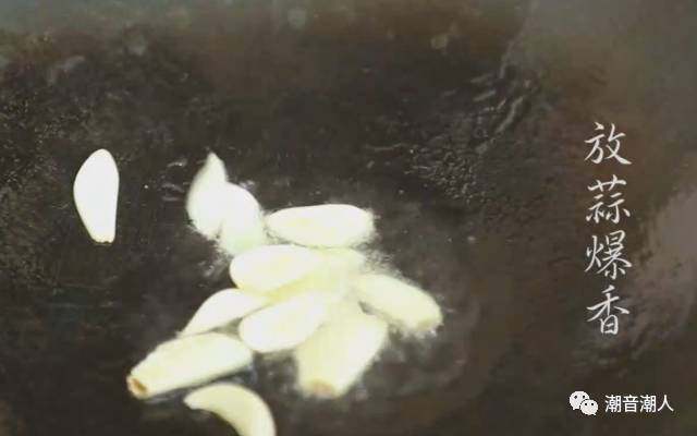 潮汕香葱油爆虾,❥ 接着，热锅，倒入适量的油，倒入蒜瓣，爆炒