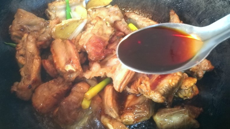 满口香小排骨,炒一会后,放入一勺<a style='color:red;display:inline-block;' href='/shicai/ 692'>酱油</a>,继续炒一会。