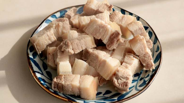 红烧肉炖白萝卜,捞出的五花肉沥干水分,或是用厨房纸擦去水分;