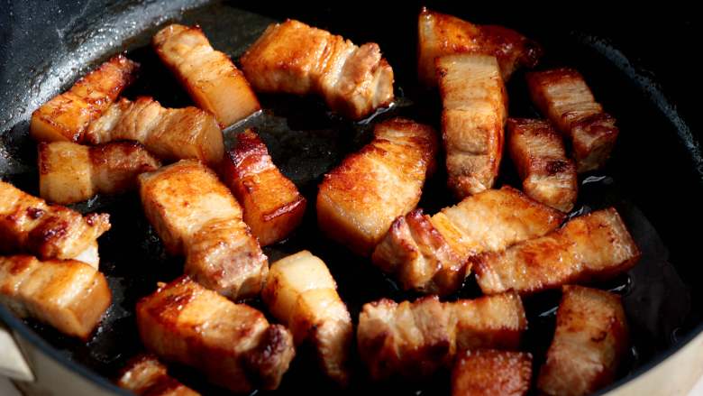 红烧肉炖白萝卜,加入五花肉翻炒至上色;