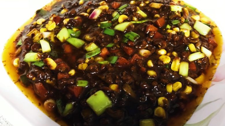 牛肉炸酱碱水面,盛出的牛肉酱,吃多少加多少。