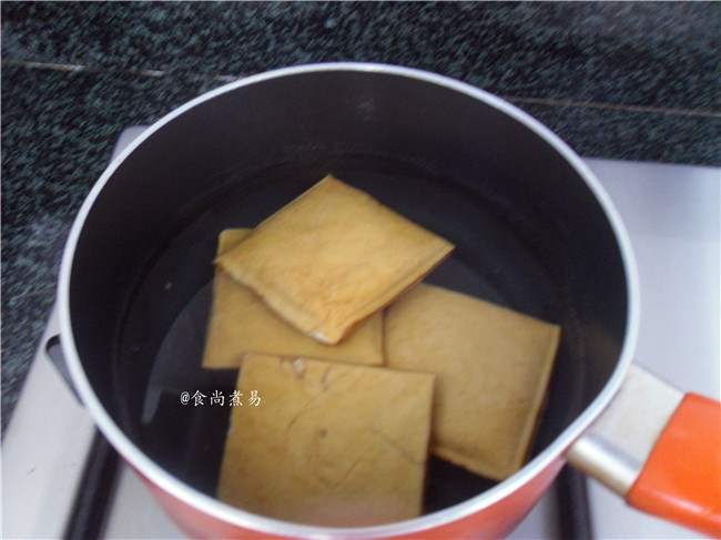 蒜苗肉末炒香干,<a style='color:red;display:inline-block;' href='/shicai/ 470'>豆腐干</a>焯一焯水