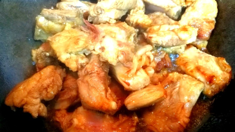 满口香小排骨,多炒一会,炒至肉挂色。