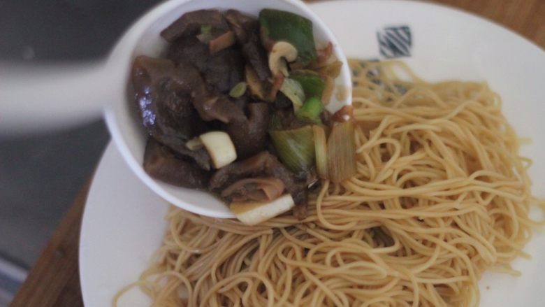海参捞面 简单快手饭,这个时候海参也小火炒熟了,直接浇到面上。