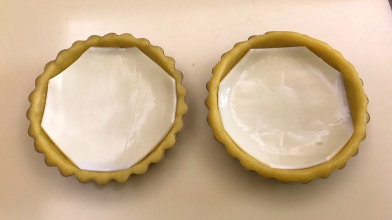 芝士苹果派,铺在挞底,芝士一方面可以增加风味,加热时又能粘合苹果花片的作用。