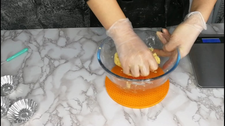 万用快手挞壳(不需要冷藏),面团成型了,这个面团是完全不粘手,而且不是太软。