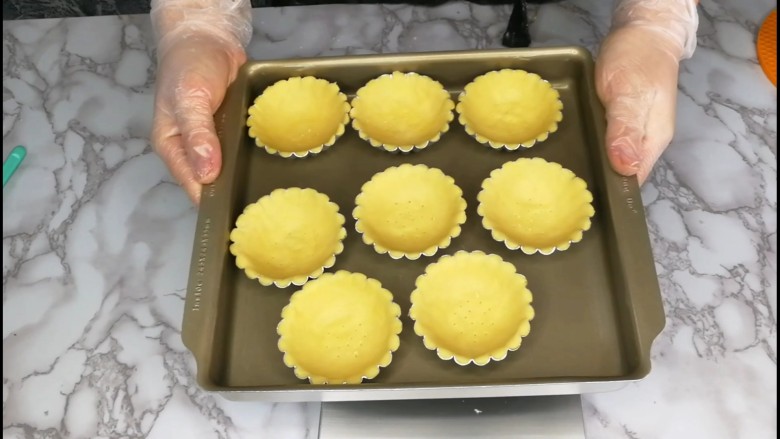 万用快手挞壳(不需要冷藏),哒哒 ,好了,放入烤箱180度左右,15分钟左右,稍微上色,有点金黄就可以出炉了。